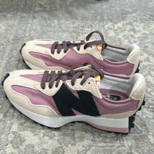 New Balance 327
Brand new